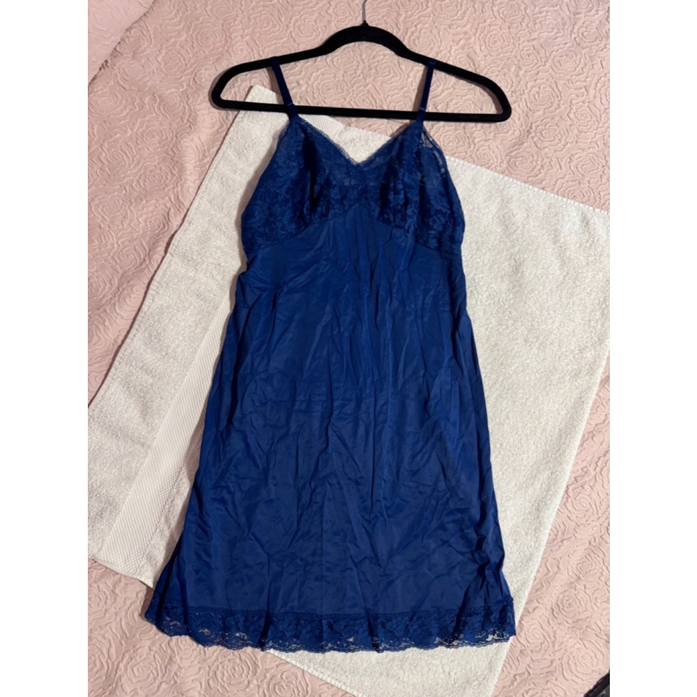 Vintage Penneys blue slip short adjustable straps. Size 32 ￼￼